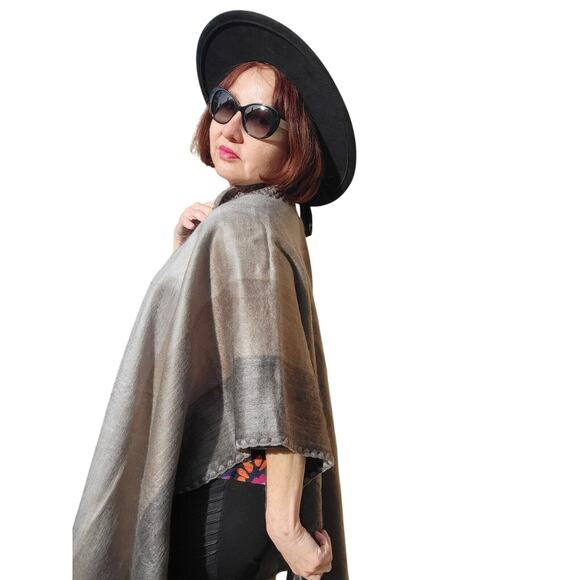 New Baby Alpaca wool unisex gray cape hand made in the Andes - Picture 5 of 5